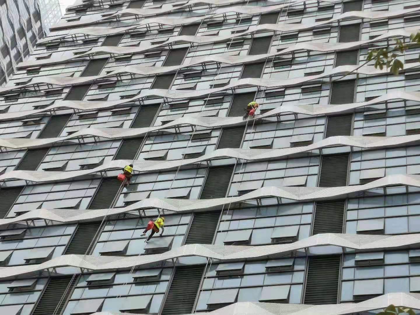 深圳龙华区龙光玖钻幕墙维修