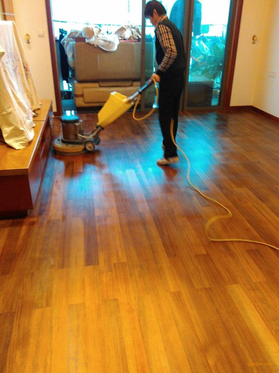 客厅抛光进行中