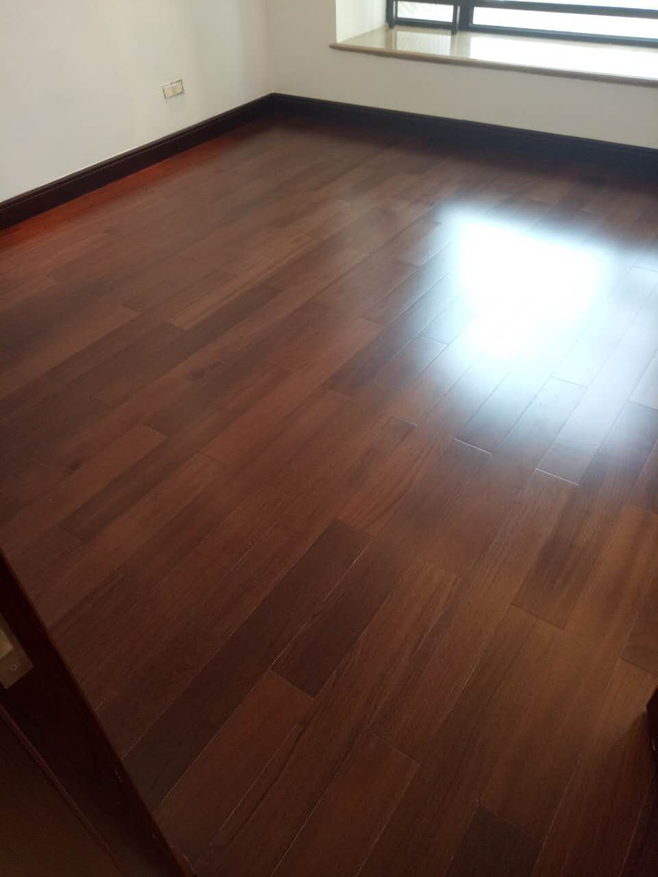柏悦酒店房间木地板抛光后效果